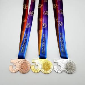 Medalla Tradicional Alemana de la Segunda Guerra Mundial con Marco de Ballet y Caballo, Chapada en Oro - Product Image 5