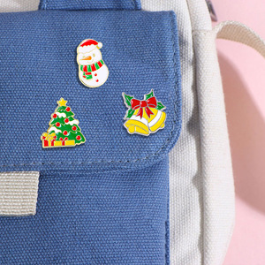 Mignon Père Noël Guirlande Elk Ange Renne Broche Broches De Noël Émail En Vrac Étiquettes Vêtements Veste Décoration Métal Artisanat - Product Image 2