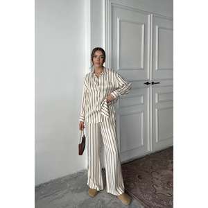 Al por mayor Conjunto de bata de satén a rayas marrones con logotipo personalizado, cintura elástica, transpirable, talla grande, jersey con estampado liso para invierno - Product Image 4