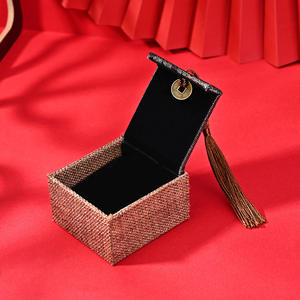 Caja de Joyería Rectangular de Lino con Borlas y Diseño de Caracteres de la Fortuna, Estilo Caligrafía Tradicional China - Product Image 2