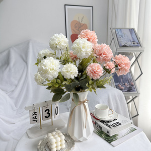 Boule de fleurs artificielles Queyiyi, 7 branches, bord frisé en forme de ressort, décoration de mariage et de maison - Product Image 1