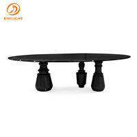 Mesa de Comedor de Estilo Moderno: Tablero Ovalado de Mármol, Base Única Tipo Columna, que Agrega Elegancia a los Espacios de Comedor Contemporáneos