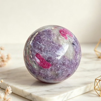 Sphère de rubis synthétique violet polie en lepidolite, pierre précieuse artificielle, boule de cristal artisanale pour cadeau et décoration intérieure, vente en gros