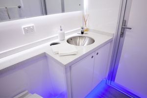 Remolque de Baño Móvil para Eventos al Aire Libre y Obras de Construcción con Instalaciones Sanitarias - Product Image 5