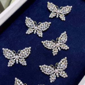 เข็มกลัดรูปผีเสื้อมุกน้ำจืดฝรั่งเศส มุกหลายเม็ด มุกอะโกย่าจากน้ำทะเล รูปดอกไม้ ขายส่ง ขายปลีก ลายตัวเลข - Product Image 1