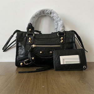 Fabrikneue französische Retro-Trend-Handtasche für Mädchen, Paris Nieten-Umhängetasche, Reißverschluss-Kissen-Tasche, stilvolles Design für Damen - Product Image 3