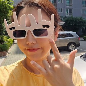 La vita è quattro oggetti di scena con cabina fotografica tagliati-occhiali da festa e occhiali da sole per il divertimento e la fotografia festiva - Product Image 1