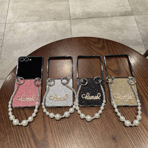 Housses de téléphone à rabat scintillantes de luxe avec décorations Guangzhou vente en gros de housses mobiles à rabat pour <span class=keywords><strong>Samsung</strong></span> Galaxy avec bracelet en perles - Product Image 1