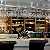 Vitrine à vin design pour petite boutique de vins, bar à vin, armoire vintage