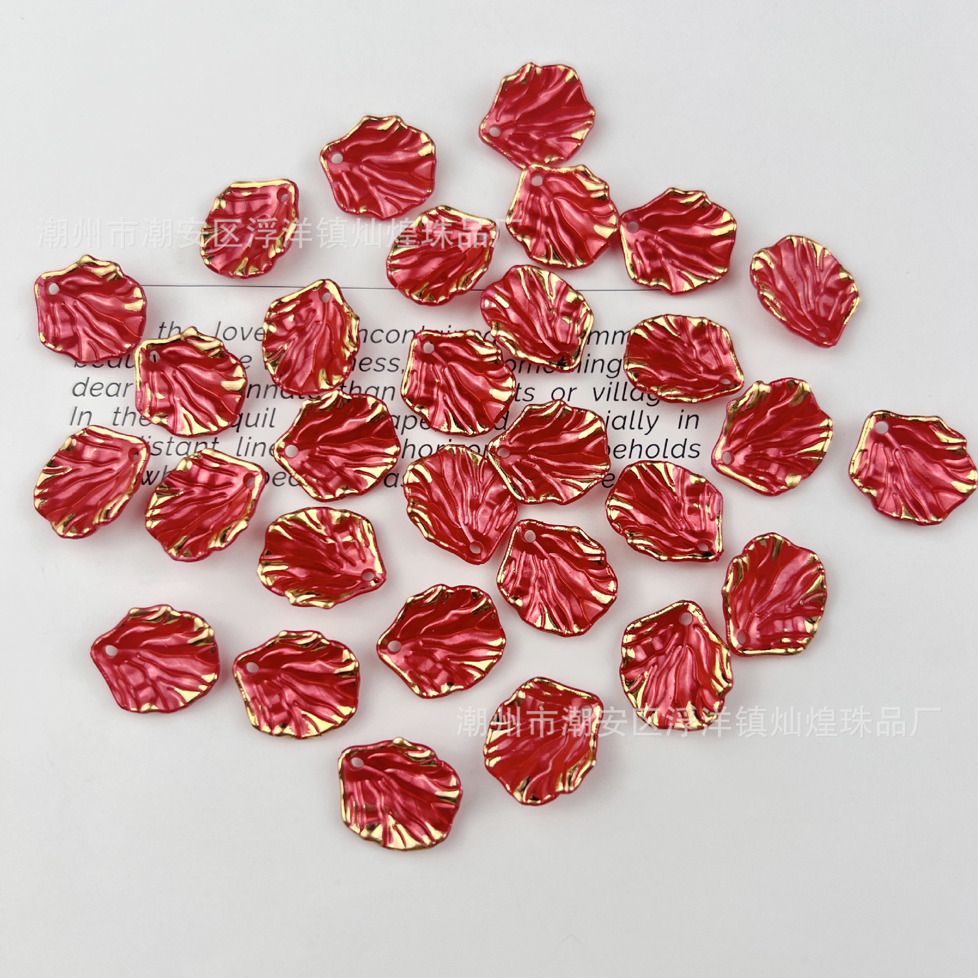 Hojas de concha marina en rojo brillante y estampadas en dorado.