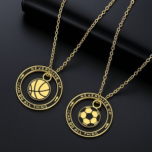 Collana con Ciondolo Placcato Oro con Versetto Biblico 'Non Arrendersi Mai', Regalo Cristiano per Appassionati di Calcio e Basket, in Acciaio Inossidabile, Stile Hip Hop, per Uomo - Product Image 3