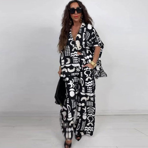 Costume imprimé noir et <span class=keywords><strong>blanc</strong></span> en gros, haut à manches courtes col en V, logo personnalisé, <span class=keywords><strong>pantalon</strong></span> droit ample, directement de l'usine - Product Image 4