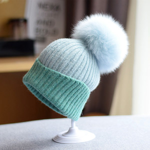 Nouveau bonnet en tricot coréen en peluche pour l'automne-hiver 2026, avec pompon en <span class=keywords><strong>fourrure</strong></span> de <span class=keywords><strong>renard</strong></span>, couleur contrastée, protection des oreilles, bord roulé, pompon - Product Image 1