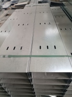 Chemin de câbles perforé en acier galvanisé à grande portée pour projets de câblage électrique extérieur de centrales électriques et centres de données, tailles personnalisées