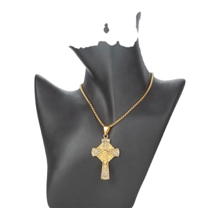 En stock Collier Crucifix Chrétien en Acier Inoxydable Plaqué Or 18K avec Strass et Détails Givrés, Bijou de Foi - Product Image 3