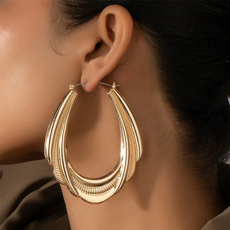 2023新着ファッションジュエリー幾何学的な楕円形のイヤリング金メッキ真鍮ツイストフープスタッドピアスジュエリー女性用