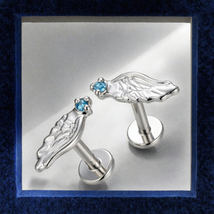 Boucles d'oreilles clous hélix en titane Aile d'ange, filetage interne, zircon, bijoux de piercing pour cartilage d'oreille, pour mariage et fête - Product Image 2