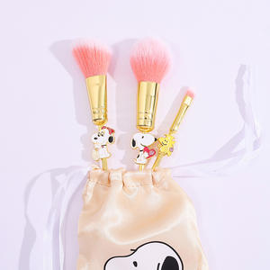 Venta al por Mayor de Lindo Set de 3 Brochas de Maquillaje de Dibujos Animados de <span class=keywords><strong>Snoopy</strong></span> con Mango de Metal Dorado y Bolsa, Regalos Exquisitos para Niños - Product Image 3