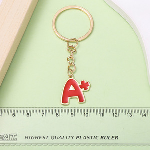 Porte-clés en alliage de zinc rouge en forme de goutte d'huile, lettre A, forme irrégulière, pour accessoires créatifs DIY, cadeau de remise de diplôme - Product Image 3