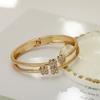 Nouveau Bracelet Jonc Fin à Double Couche et Deux Bandes, Motif Trèfle à Quatre Feuilles, Strass, Plaqué Or, à Charnière à Ressort pour Femme