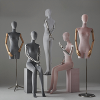 Magasin de vêtements haut de gamme coloré velours plat-épaule modèle accessoires pour femmes fenêtre fausse poupée robe de mariée magasin présentoir