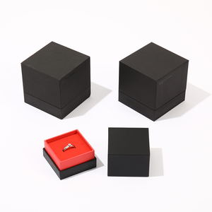 Boîtes cadeaux rigides écologiques pour bijoux avec logo en feuille <span class=keywords><strong>d</strong></span>'<span class=keywords><strong>or</strong></span>, finition noire mate, construction en carton gris avec éponge rouge passionnée - Product Image 3