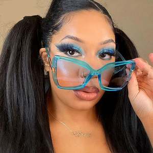 Gafas de Sol Cuadradas con Marco Grande y Degradado, Estilo Vintage 2022, Gafas de Sol de Ojo de Gato Extra Grandes para Mujer - Product Image 2