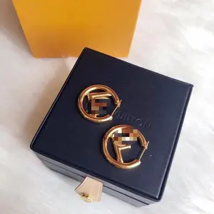 Có LOGO Bán Buôn Thời Trang Phụ Nữ Thư Đồng Vàng Vòng Hoop Stud Earrings