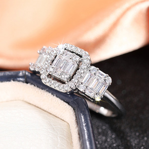 Anello di Fidanzamento da Donna in Oro Bianco con Diamante Taglio Smeraldo Naturale Colore D e Diamanti Laterali - Product Image 3