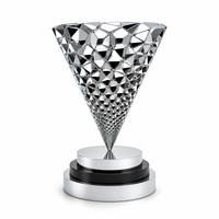 Trophée en verre et cristal avec design encadré de feuilles argentées sur base étagée, récompense sportive gravée sur mesure