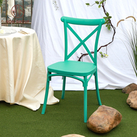 Chaise de salle à manger de mariage en résine plastique PP de haute qualité, mobilier moderne pour hôtel, chaise à dossier croisé avec coussin moelleux pour les événements de villa