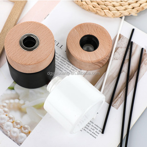 مجموعة ناشر عطر زجاجي أبيض وأسود مطفي سعة 100 مل مع أغطية خشبية وعصي ناشرة للعطور - Product Image 3