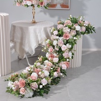Composition Florale Longue Rangée en Boules de Roses Roses, Fond d'Arche de Mariage, Décoration de Table Élégante