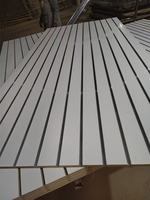 Panel de MDF Ranurado Resistente a la Humedad E0 E1, Revestido, 4x8 pies, 18 mm, Acabado Brillante, Venta al por Mayor y Menor, Panel de Exhibición para Tiendas