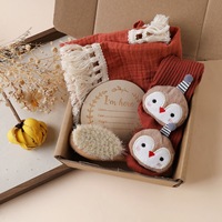 Coffret Cadeau Bébé en Promotion avec Serviette Apaisante à Pompons en Coton, Brosse de Bain et Chaussettes – Idéal pour Cadeau de Naissance