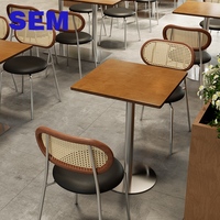 Ensemble de chaises de salle à manger en rotin tressé avec dossier en bois, structure en acier inoxydable et plateau en contreplaqué marin de bouleau russe, idéal pour café et restauration (vente en gros SEM)