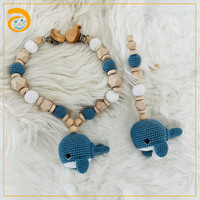 Amigurumi Chaîne de poussette Attache-sucette Pendentif pour siège de bébé Jouet de naissance Jouet en bois Cadeau de naissance pour bébé