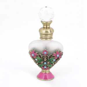 Botella de perfume de vidrio de color rosa romántico en forma de corazón con base dorada y tapón de cristal. - Product Image 4