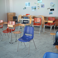 Chaises d'école en plastique empilables modernes populaires en vente chaude en gros avec cadre métallique pour événements personnalisés