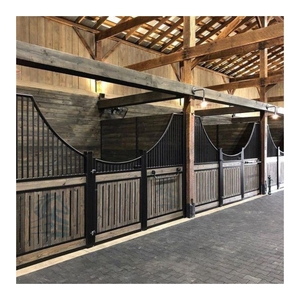 Le stalle che produciamo hanno aree di stoccaggio incorporate per tenere comodamente strumenti e attrezzature per l'alimentazione dei cavalli - Product Image 1