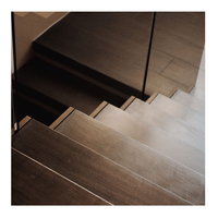 Supports et kits modernes pour marches d'escalier flottantes, pour appartements et villas, construction acier-bois avec garde-corps en verre - Escaliers intérieurs