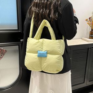 Sac à main matelassé imperméable de grande capacité personnalisé pour femmes, sac fourre-tout rembourré avec bandoulière pour l'été, l'automne et l'hiver - Product Image 6