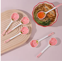 4PCS Kawaii Strawberry Cuillère à soupe en céramique Mignon Coréen Crème glacée Peint à la main Café Dessert Cuillère à long manche Cuisine Vaisselle