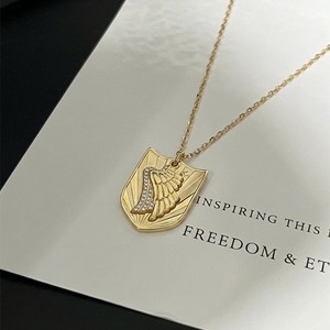 Collier en argent sterling 925 plaqué or 14 carats avec emblème italien brossé et pendentif ailes en moissanite pour homme - Product Image 5