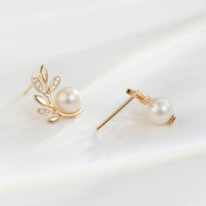 Orecchini a Perno Stile Francese con Foglie e Perle, Eleganti Gioielli per Donne - Product Image 3