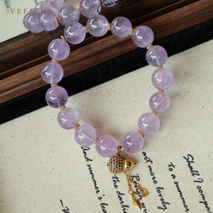 Pulsera de cuentas redondas de amatista lavanda con dije decorativo en tono dorado - Product Image 4