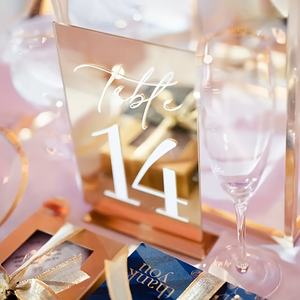 Numéros de table rectangulaires en acrylique doré, modernes, personnalisés et colorés, durables, pour mariages, fêtes, événements, marque-places et centres de table LANJO - Product Image 4