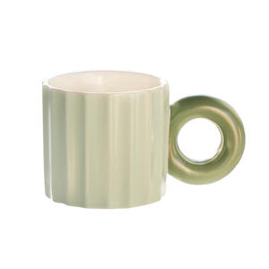 Mug en céramique moderne avec anse jaune, tasse en porcelaine de couleur unie pour le petit-déjeuner, lait ou boisson, design à tasse unique - Product Image 3
