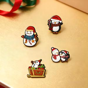 Không có moq bán buôn số lượng lớn men <span class=keywords><strong>Pin</strong></span> giáng sinh phổ biến phù hiệu cổ điển Anime ve áo pins kim loại nhuộm đen Pines - Product Image 2