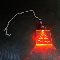 Étiquettes nominatives lumineuses LED carrées en acrylique gravées au laser avec impression numérique, interrupteur marche/arrêt indépendant et chaîne à billes métallique